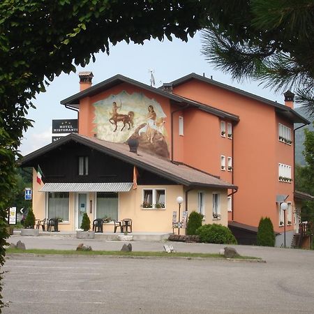 Hotel Ristorante Sagittario Feltre Extérieur photo