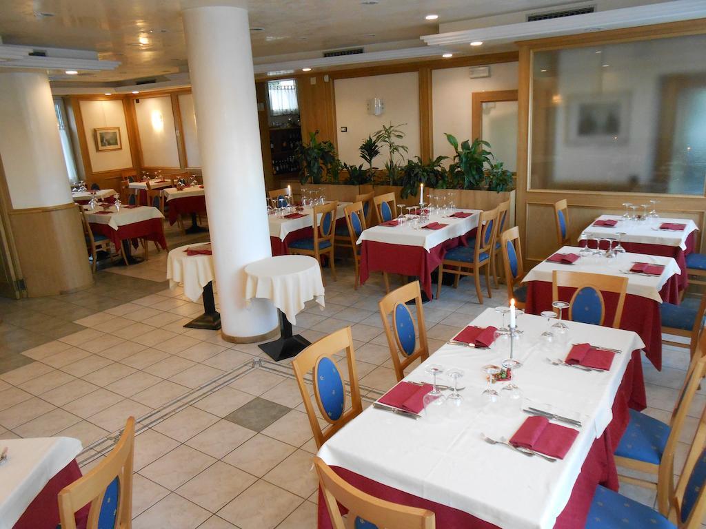 Hotel Ristorante Sagittario Feltre Extérieur photo